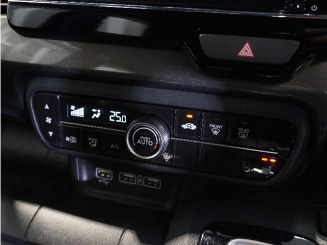 【オートエアコン】温度を設定すれば自動で快適な車内温度を保ちます。エアコン内部の高性能脱臭フィルターで車内のアレルゲンや花粉を除去。