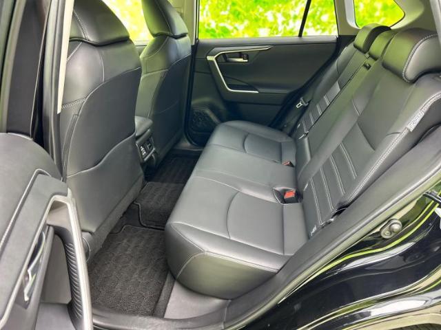 WECARSでは各商談席に大型モニターをご用意しております！見やすい大画面でゆったりと全国の在庫をご覧いただけます！是非ご来店お待ちしております！