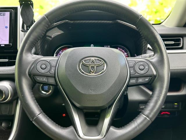 WECARSの展示場では実際に見て、触ってお車をお選びいただけます！知識の豊富な営業スタッフが様々なカーライフをご提案いたします！