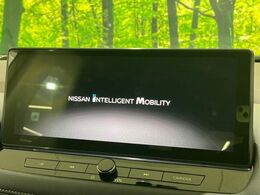 【メーカー純正ナビ】インテリアに溶け込むスタイリッシュな「専用設計」メーカーナビを装備♪視認性や操作性など基本性能にも優れ、より上質なカーライフをお楽しみいただけます。