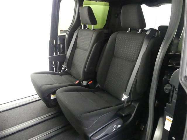 ゆとりある広々とした車内空間は、ドライブを始め買い物やレジャーなど、幅広く活躍します。一人でもみんなとでもお出かけを楽しみましょう！