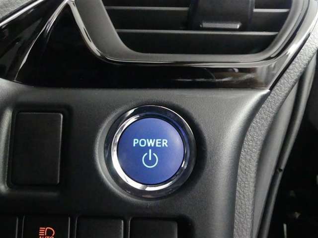 スマートキーを携帯していればキーを取り出さずにドアを施錠＆解錠。クルマの始動も可能です。