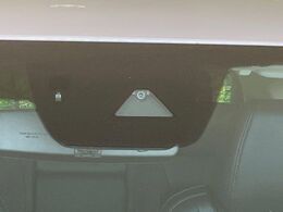 【スマートブレーキサポート】走行中に前方の車両等を認識し、衝突しそうな時は警報とブレーキで衝突回避と被害軽減をアシスト。より安全にドライブをお楽しみいただけます。