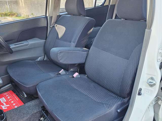 使用頻度の高い運転席・助手席シートは、ご覧のとおり状態良好！でございます。その他、気になる臭いやほつれもございません♪