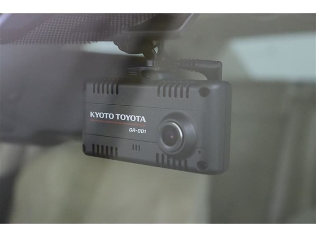 京都トヨタオリジナル2カメラタイプドラレコ（フロント+リヤ）は【新品】を取付けてあります。万が一の場合、責任の所在を明確にできますし、後方からの煽り運転に遭遇した場合でも記録が残ります。