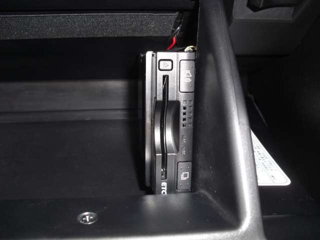 ダッシュボード内等、目立たない場所に設置します！！