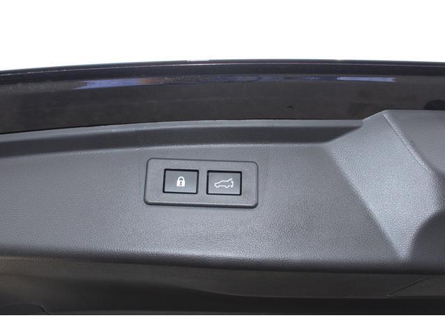 電動パワーリヤゲート標準装備、「ハンズフリーオープンパワーリヤゲート機能」付きで、両手がふさがっていてもスマートキーを携帯していればリヤゲートのスバルマークに身体の一部をかざせば自動オープンできます