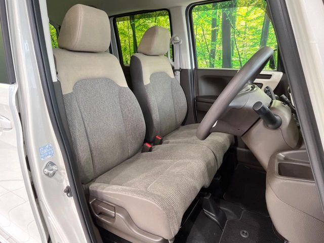 運転席シート廻りは使用感も少なく、良好な状態となっています。丁寧に使われていたことがよくわかりますね。