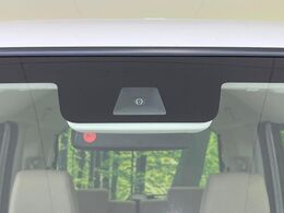 【ホンダセンシング】走行中に前方の車両等を認識し、衝突しそうな時は警報とブレーキで衝突回避と被害軽減をアシスト。より安全にドライブをお楽しみいただけます。