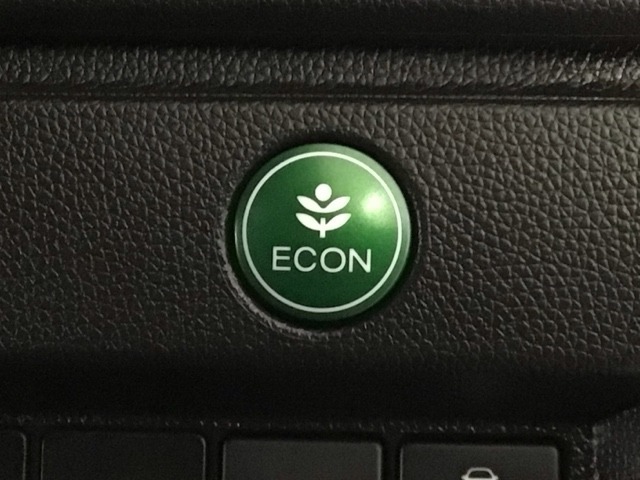 ★ECONスイッチ★　エコドライブを加速しよう！スイッチをONにすると、運転の仕方によるロスを抑え込み燃費をよくするようクルマが頑張ります（＊＾ー＾＊）燃費向上にチャレンジ♪