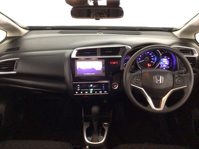 【前方視界】開放的な前方視界！運転がしやすく疲れにくいです♪窓が大きく、見通しがとっても良いおクルマですよ♪