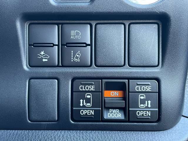 こちら運転席周りの操作部分・装備の写真になります。各部しっかり動作の確認をしておりますので、ご安心だくさい。また、第三者機関の鑑 定書もありますので、そちらも併せて、ご確認いただければ幸いです！