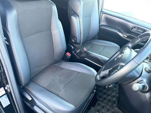こちらは運転席のシートです。納車前には自社でしっかりクリーニングを行います。また、『AD除菌やシート撥水コーティング（別途料金）』などの、クリーニングメニューもご用意しております。