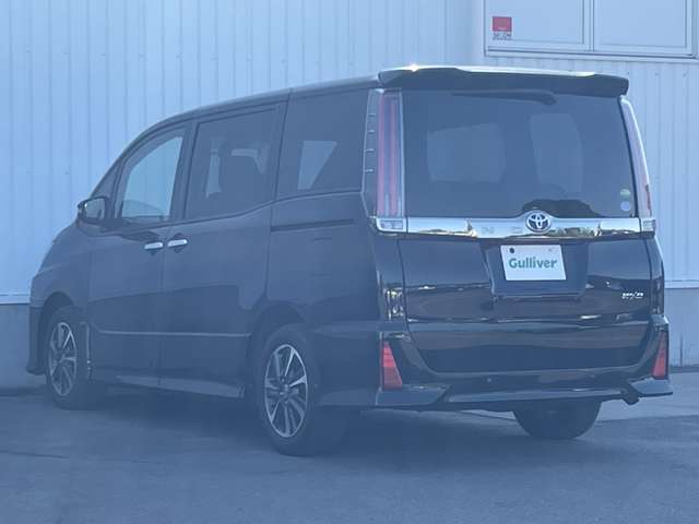 左斜前の写真です。車は店舗にて展示販売しております。綺麗に洗車しており、お客様にいつご来店いただいても問題ない状態です。ガラスコーティングなどのメニューも多数あります。※別途有料です。