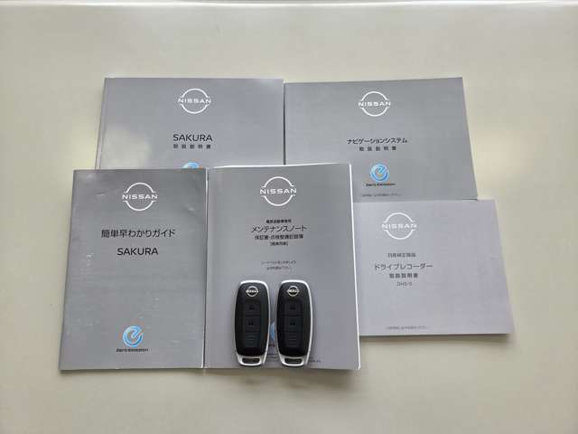 車両取説、ナビ取説、早わかりガイド、メンテナンスノート、ドラレコ取説、インテリジェントキー（スペアキー付）(^_-)-☆