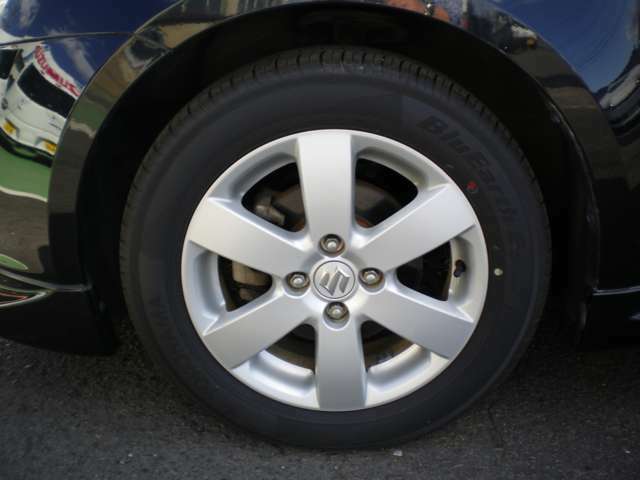 タイヤ溝もタップリあります。
