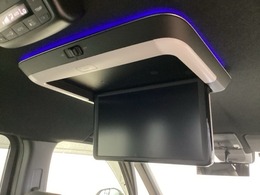 後部座席にリアモニターがあります。