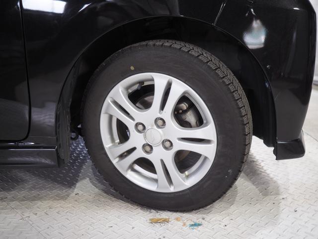 実車はアルミホイール組みのスタッドレスタイヤを装着しています。使用期間が長めのタイヤですので新品への交換をお勧めします（有償）。