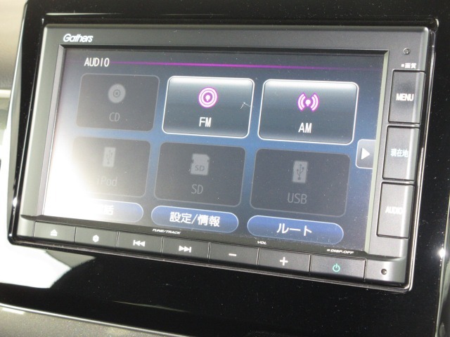 ナビゲーションはギャザズメモリーナビ（VXM-225Ci）を装着しております。AM、FM、CD、Bluetoothがご使用いただけます。初めて訪れた場所でも安心ですね！