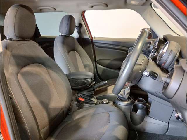 こちらのMINI認定中古車は整備・保証付きでございます。納車前整備費用はお見積書内に別途追加計上する事はございません。認定中古車整備・保証付きのお支払総額でお見積りご確認の上、他店とお比べください！！