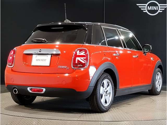 後ろからみても直ぐにMINIだとわかる丸みを帯びたデザインでございます。