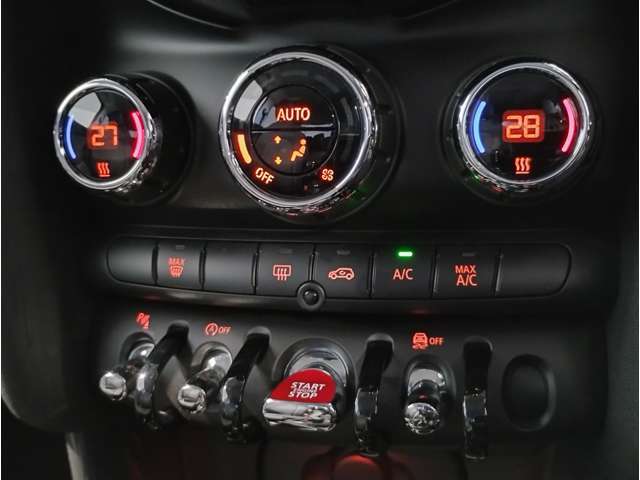 こちらのMINI認定中古車は整備・保証付きでございます。納車前整備費用はお見積書内に別途追加計上する事はございません。認定中古車整備・保証付きのお支払総額でお見積りご確認の上、他店とお比べください！！