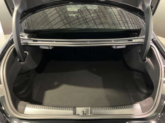 ブレーキ性能、乗り心地、デザイン全てにおいてご満足いただける足回りをメルセデスは具現化しております。