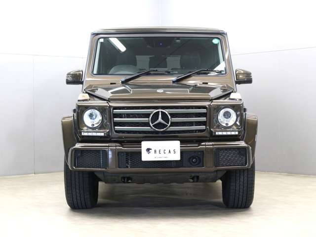 シトリンブラウンカラーのG350dは市場でもとても台数の少ない1台となります。走行も少ない1台となっております。39000kmまでのディーラーでの記録簿も装備されており履歴のしっかりとした1台です。