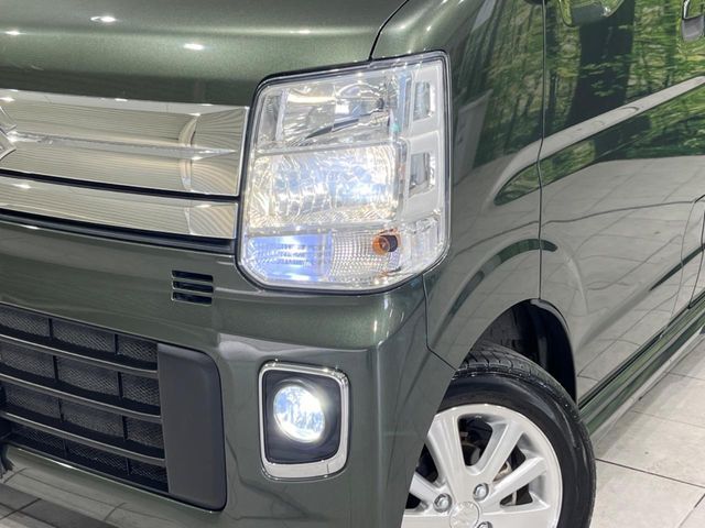 【LEDヘッドライト】悪天候や夜間走行時も良好な視界を確保し安心して運転できる高輝度LEDヘッドライトを装備！点灯速度が早く、消費電力も抑えられています。