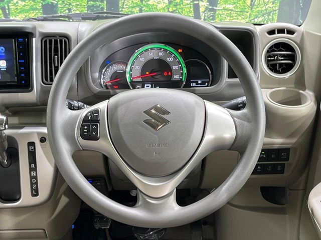 インテリアに合わせたデザインのステアリングは、運転される方のことも考え、運転しやすい形状、大きさです。是非一度、実際に触ってお確かめください。