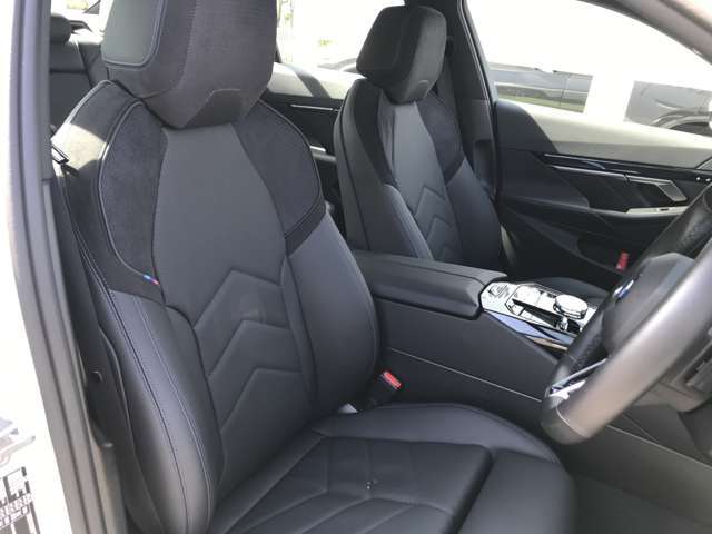 【コックピットシート】BMW車の主役席。車体中央にくる様に配置し車両重心とが一致する事でドライバーと車との一体感あるドライビングを実現。人間工学に基づき形成した形状が長時間のドライブ疲労も軽減します！