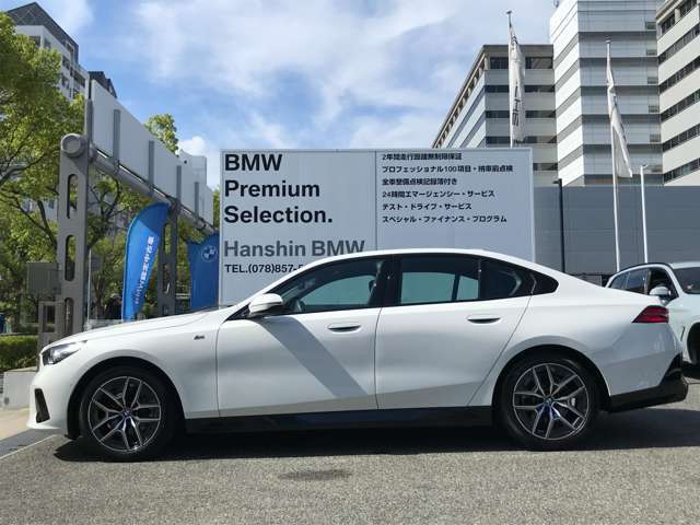【拘りのFR】BMWが多く採用するFR車。ダイレクトでスポーティな加速感・シャープなハンドリングを実現。縦置きエンジンレイアウトにより、フラットで上質な乗り味です。