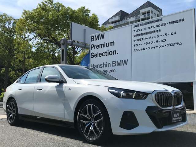 【50：50の重量配分】前後のタイヤにかかる車両重量を均等になる様に拘って設計。シャープで軽快なハンドリングを実現。ドライバーと車との一体感あるドライビングの歓びをご体感下さい！