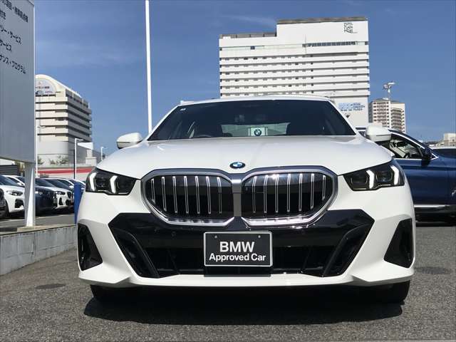 【キドニーグリル】BMWは約90年もの間、ほぼ全ての車両にひと目でBMWだと分かるこの特徴的なフロントグリルが備えられ、デザイン・アイコンとして親しまれてきました。