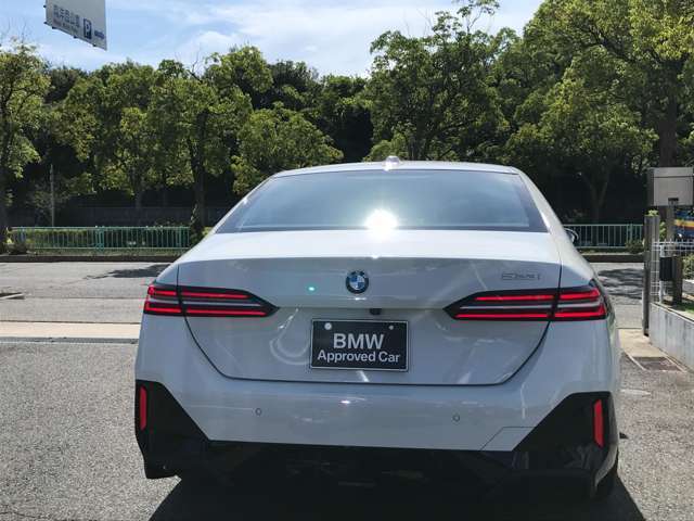 スタイリッシュに研ぎ澄まされたリアビュー。LEDライトがより引き締まったスタイルを実現。急ブレーキ時にはハザードランプ自動点灯し後続車への注意を促します。