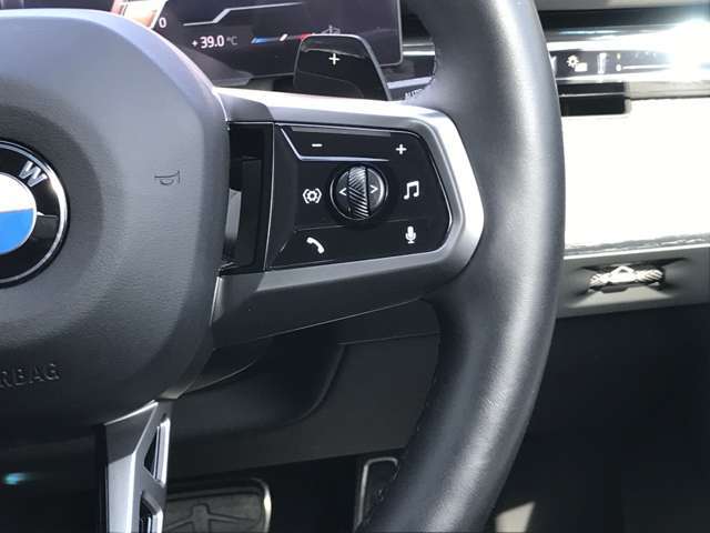 【ハンドル】ドライバーとBMW車の一体感がダイレクトに伝わるステアリングホイール。形状・太さへの拘りに加えて、操作性を高める為にスイッチ類も配置。クイックかつ安定のドライビングを体感下さい！