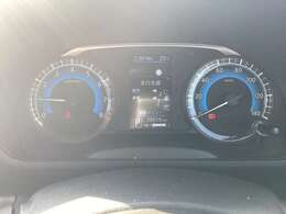 青く光り一目見てメーターがどの数を指しているのかすぐわかる！