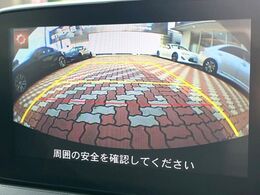 【バックカメラ】駐車時に後方がリアルタイム映像で確認できます。大型商業施設や立体駐車場での駐車時や、夜間のバック時に大活躍！運転スキルに関わらず、今や必須となった装備のひとつです！