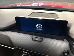 【マツダコネクト】車内の雰囲気にマッチした一体型タイプのディスプレイ。各種車輌設定やBluetooth再生等、様々な機能が楽しめます。専用SDカードのご購入で、ナビ機能も使用出来ます。