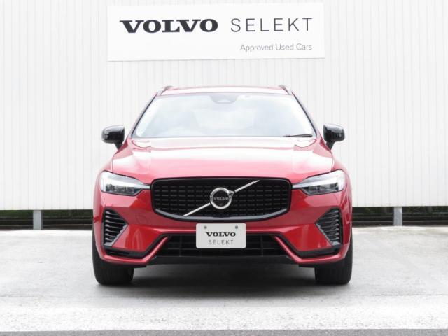フロントグリルとフロントガラス中央にあるミリ波レーダーカメラで車両、人を検知する機能も搭載されています。