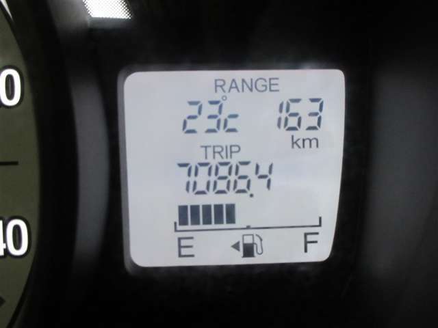 運転席のメータパネル類は常に視界に入る場所ですので、大事なチェックポイントです。ぜひ実際にご乗車ください。