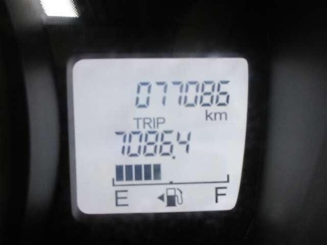 ディスプレイには、平均燃費、外気温、航続可能距離などの情報が表示されます。