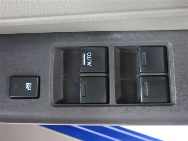 もちろん全席パワーウインドー付。運転席から操作できて便利です。