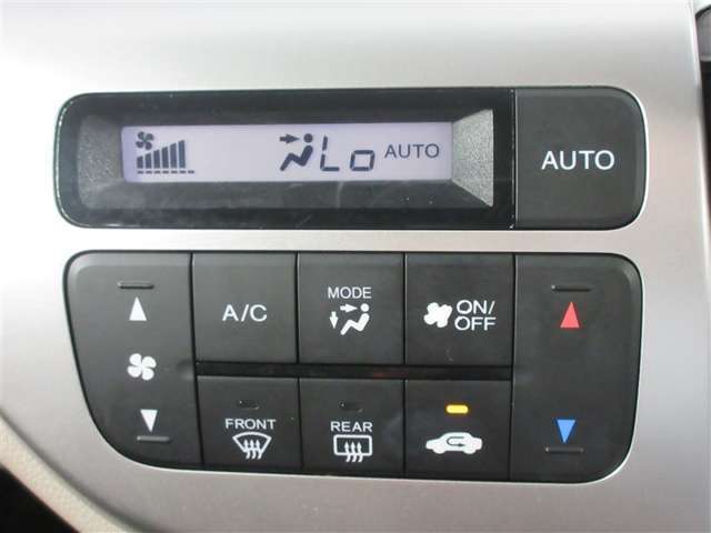 簡単操作で車内を快適、適切な温度にしてくれるオートエアコン。