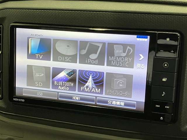 ブルートゥースに接続することにより、スマホに入ったお気に入りの音楽を車内で楽しむことができます♪あると本当に便利な機能になっています！