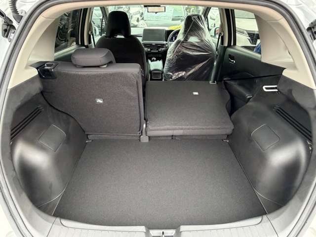 後部座席は分割で折りたたみ可能です。