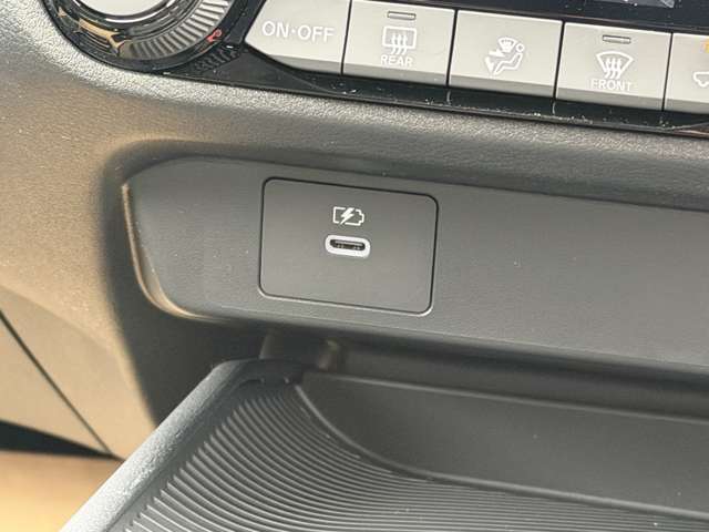 前席USB電源です。