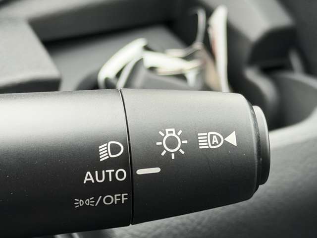 オートライトスイッチです。トンネルなど車外の明るさを感知して自動でヘッドライトを点灯します。