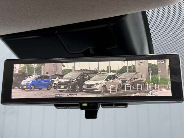 インテリジェントルームミラーです。鏡面がモニター映像に切替可能で、後部座席に人が座っていても後方を確認できます。