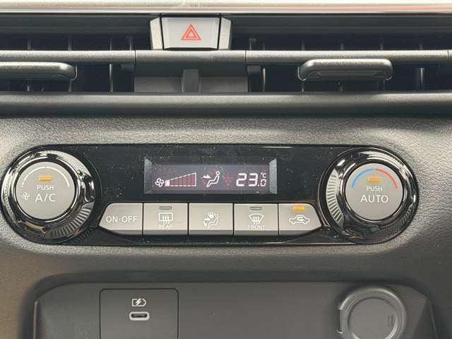 オートエアコンです！温度を設定すれば自動で空調調整をしてくれます。